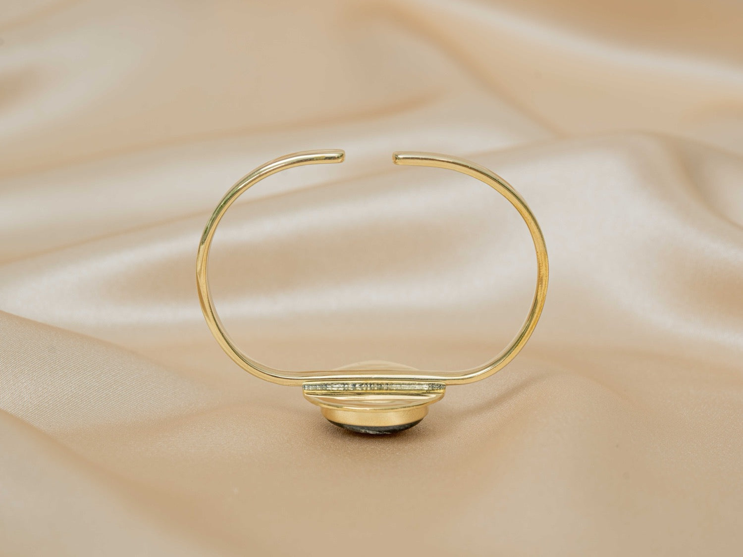 Mani Teardrop handmade brass bracelet with green aventurine stone — Land of Sundara