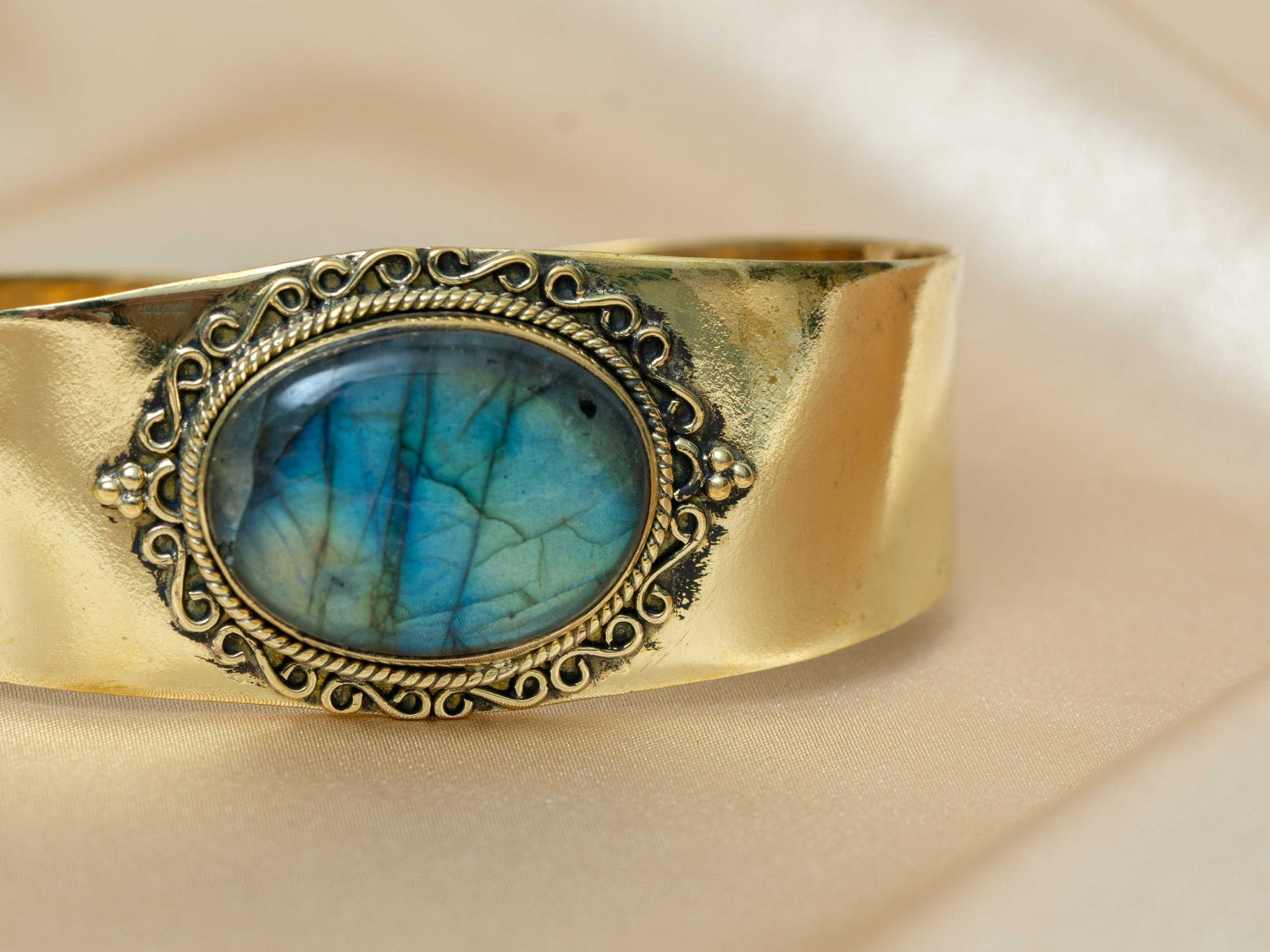 Nyx handmade brass bracelet with lapis lazuli stone — Land of Sundara