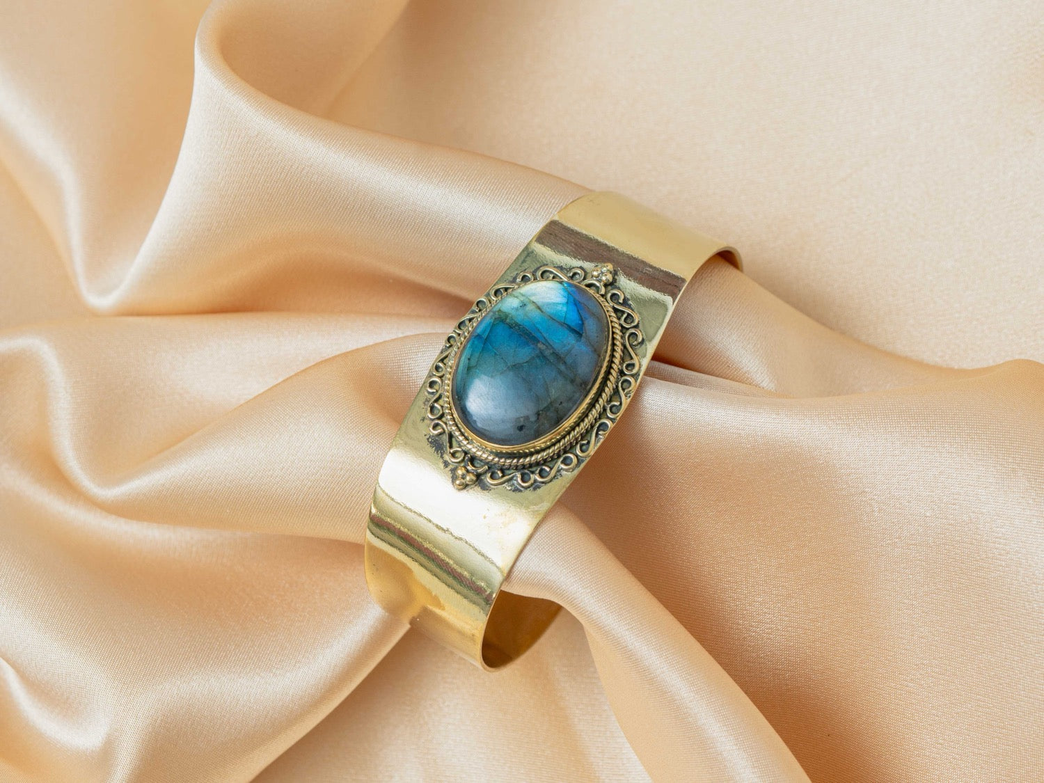 Nyx handmade brass bracelet with lapis lazuli stone — Land of Sundara