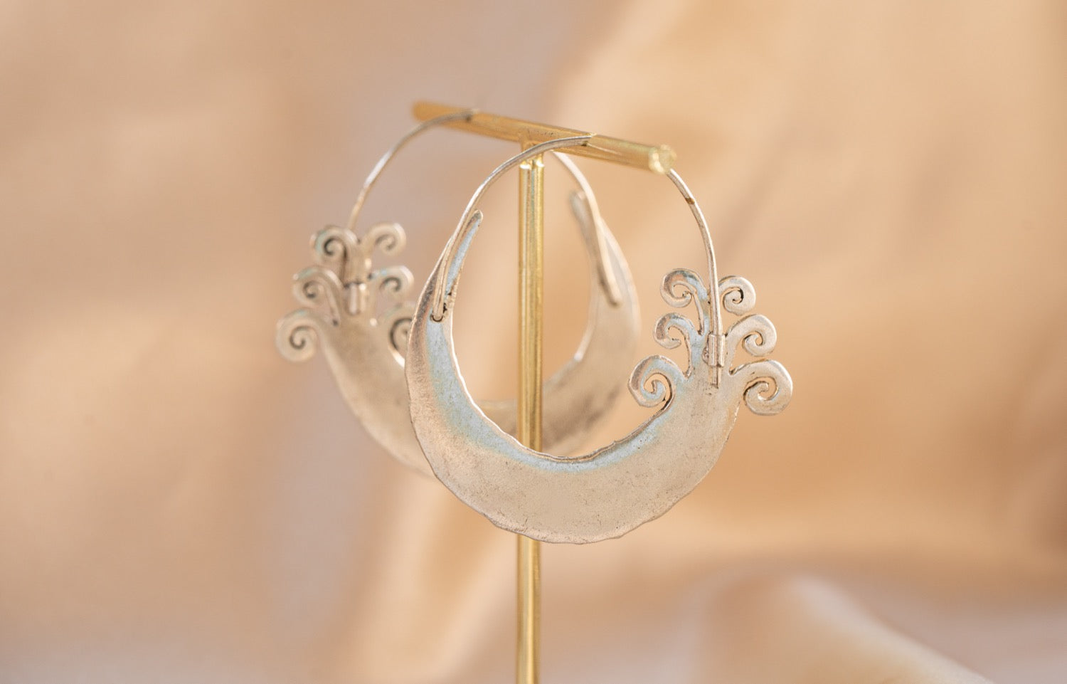 Wildflower Swirl handmade silver plated earring in silver — Land of Sundara