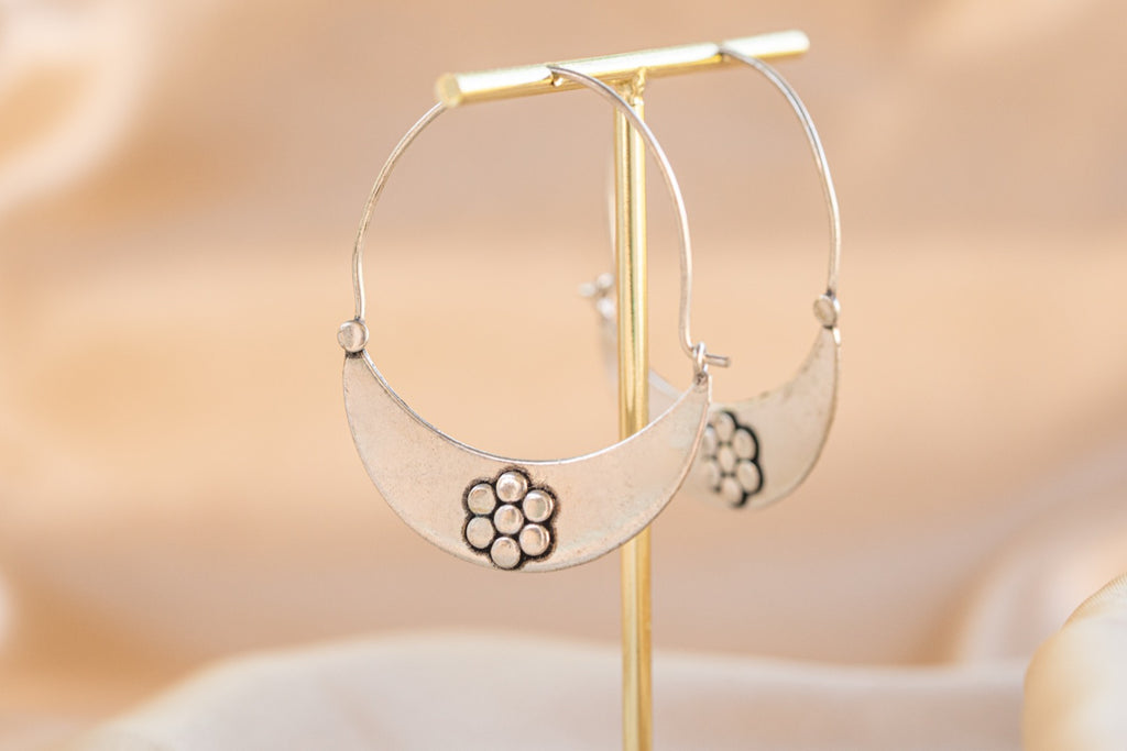 Meadow Daisy handmade silver plated earring in silver — Land of Sundara
