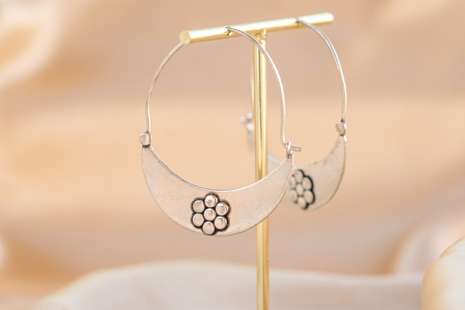 Meadow Daisy handmade silver plated earring in silver — Land of Sundara