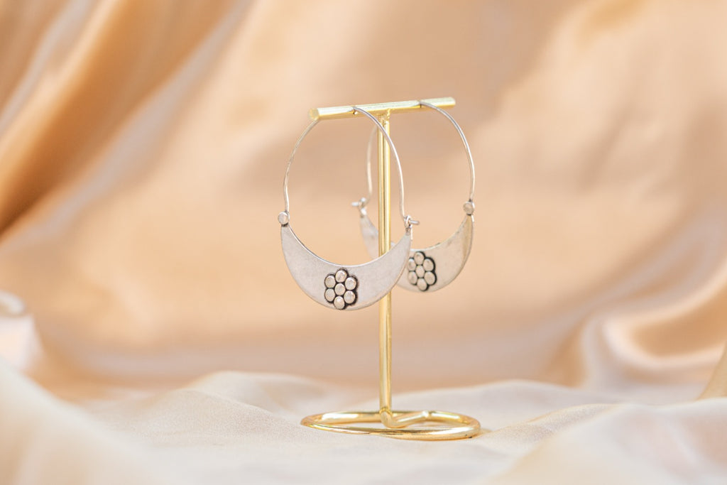 Meadow Daisy handmade silver plated earring in silver — Land of Sundara