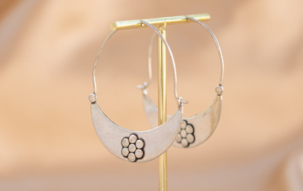 Meadow Daisy handmade silver plated earring in silver — Land of Sundara