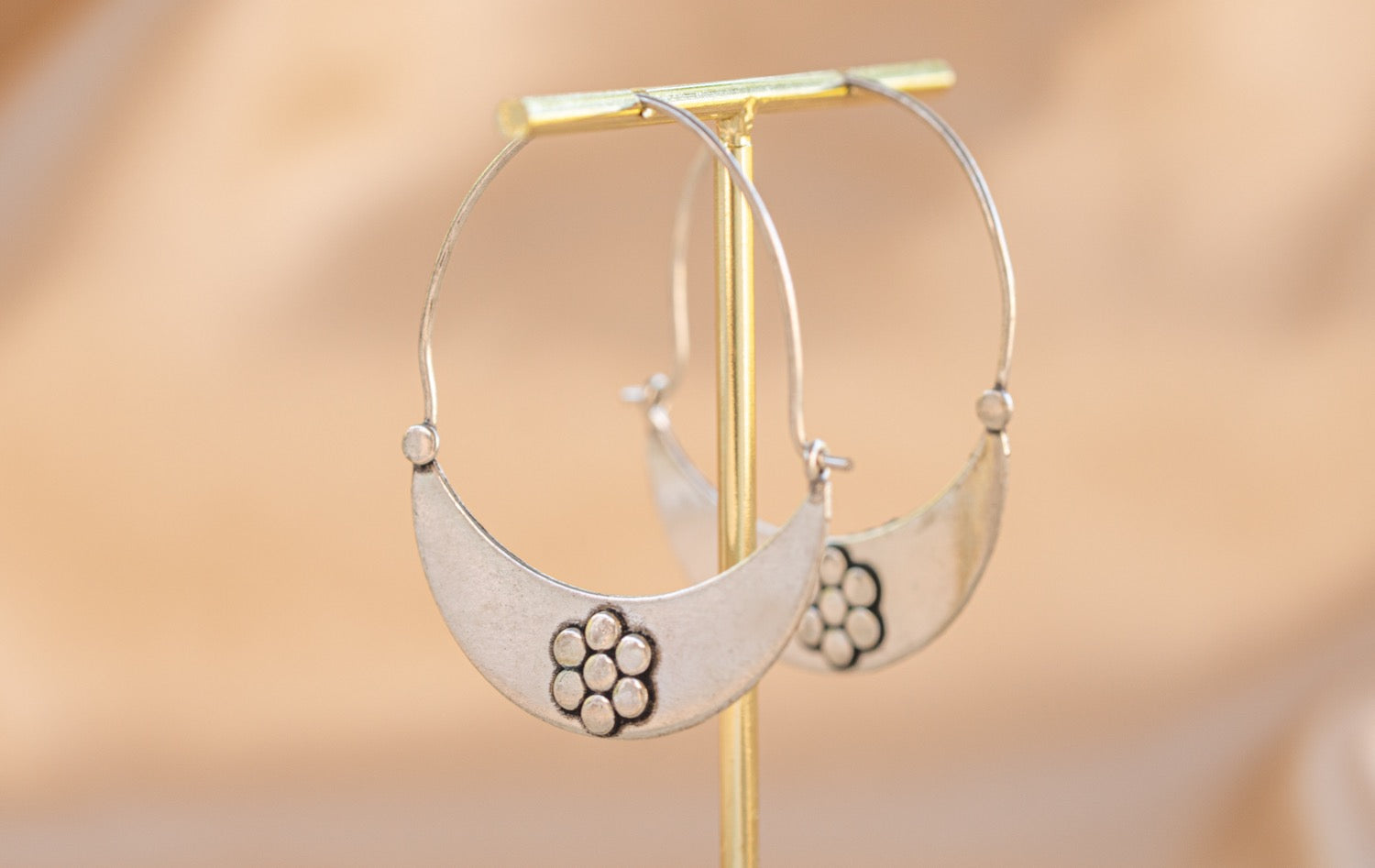 Meadow Daisy handmade silver plated earring in silver — Land of Sundara