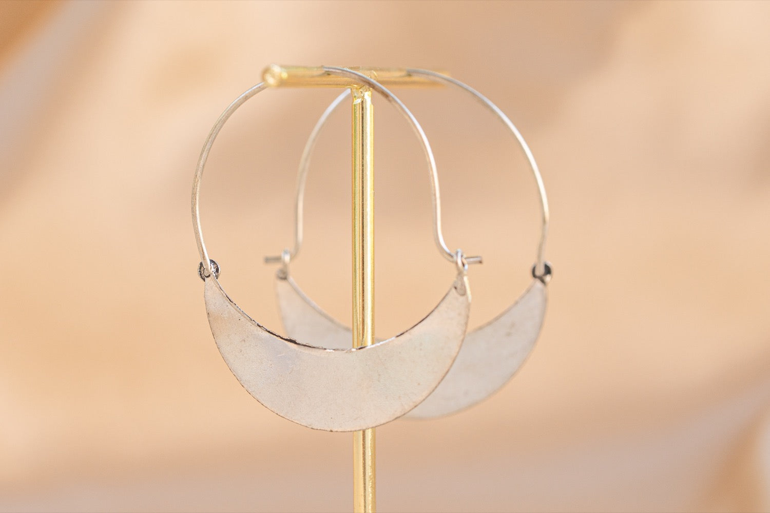 Meadow Daisy handmade silver plated earring in silver — Land of Sundara