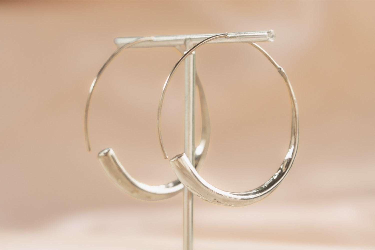 Dune Hoop handmade silver plated earring in silver — Land of Sundara