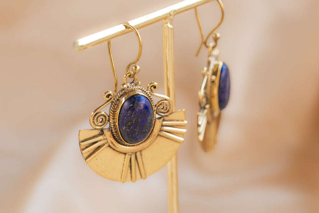 Asiatique handmade brass earring with rose quartz stone — Land of Sundara