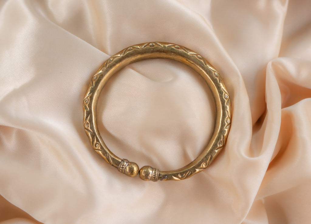Circle end handmade brass anklet in gold — Land of Sundara