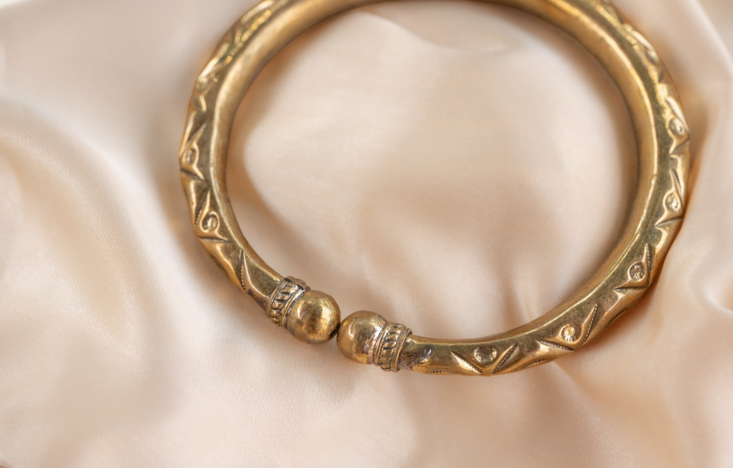 Circle end handmade brass anklet in gold — Land of Sundara