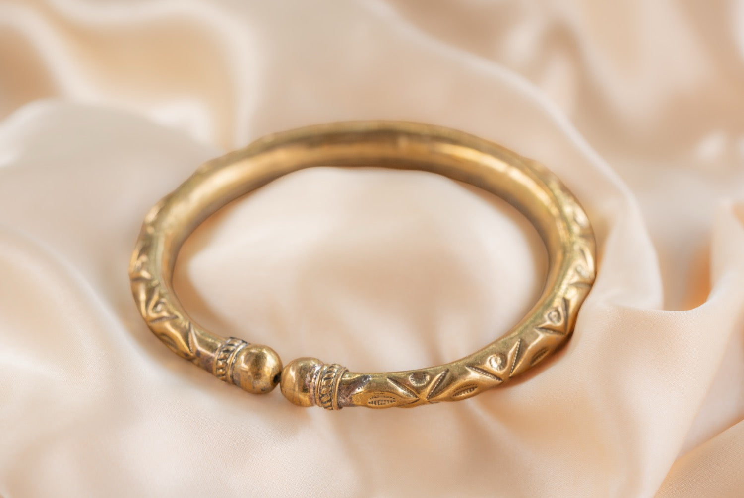 Circle end handmade brass anklet in gold — Land of Sundara