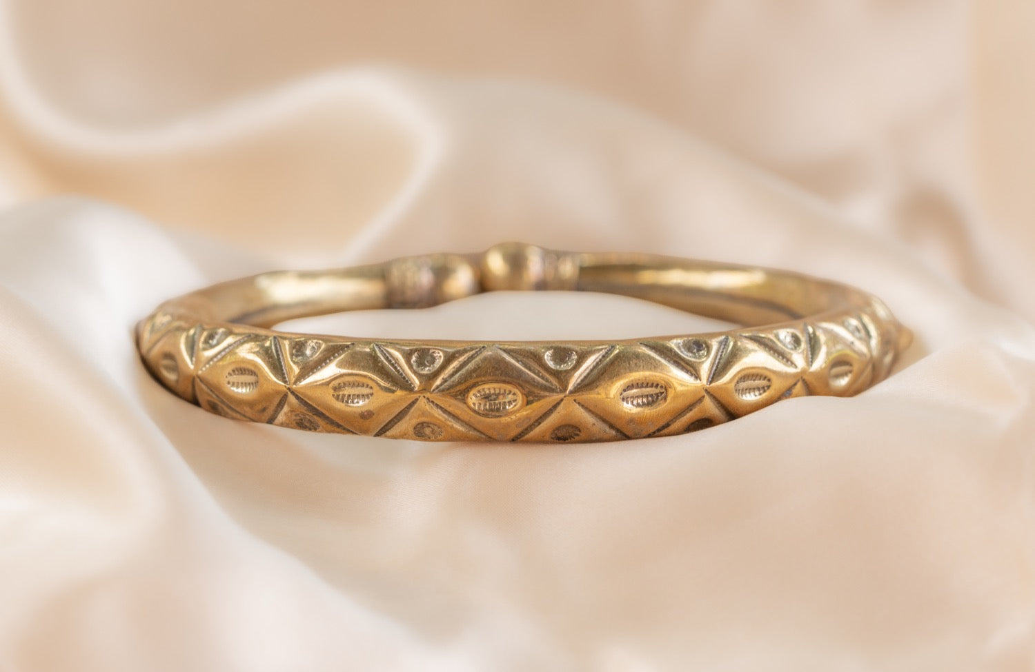 Circle end handmade brass anklet in gold — Land of Sundara