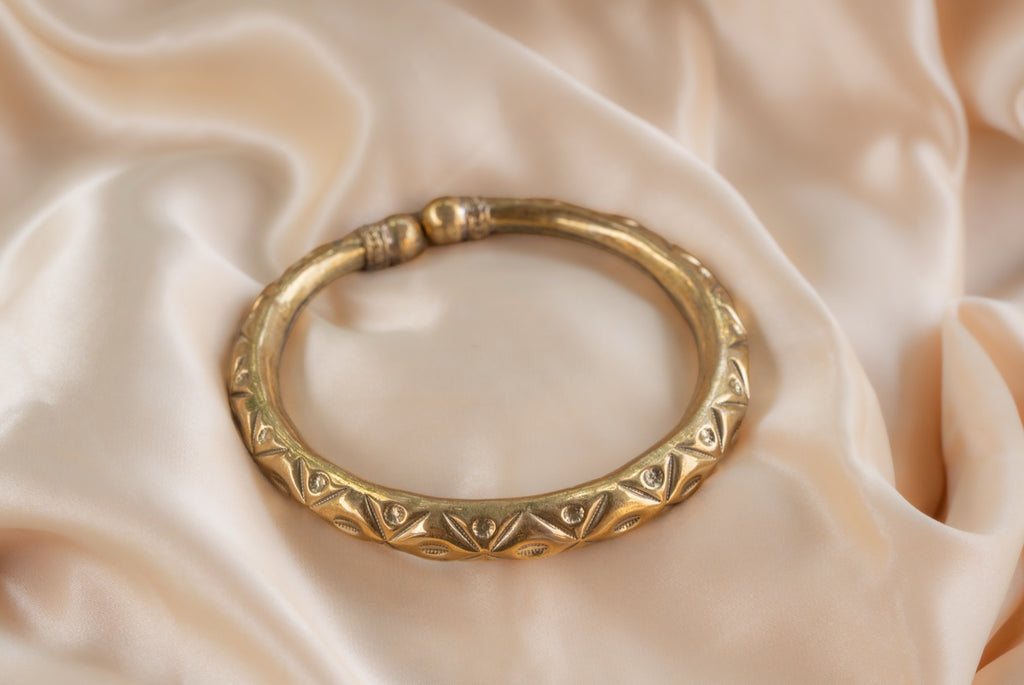 Circle end handmade brass anklet in gold — Land of Sundara