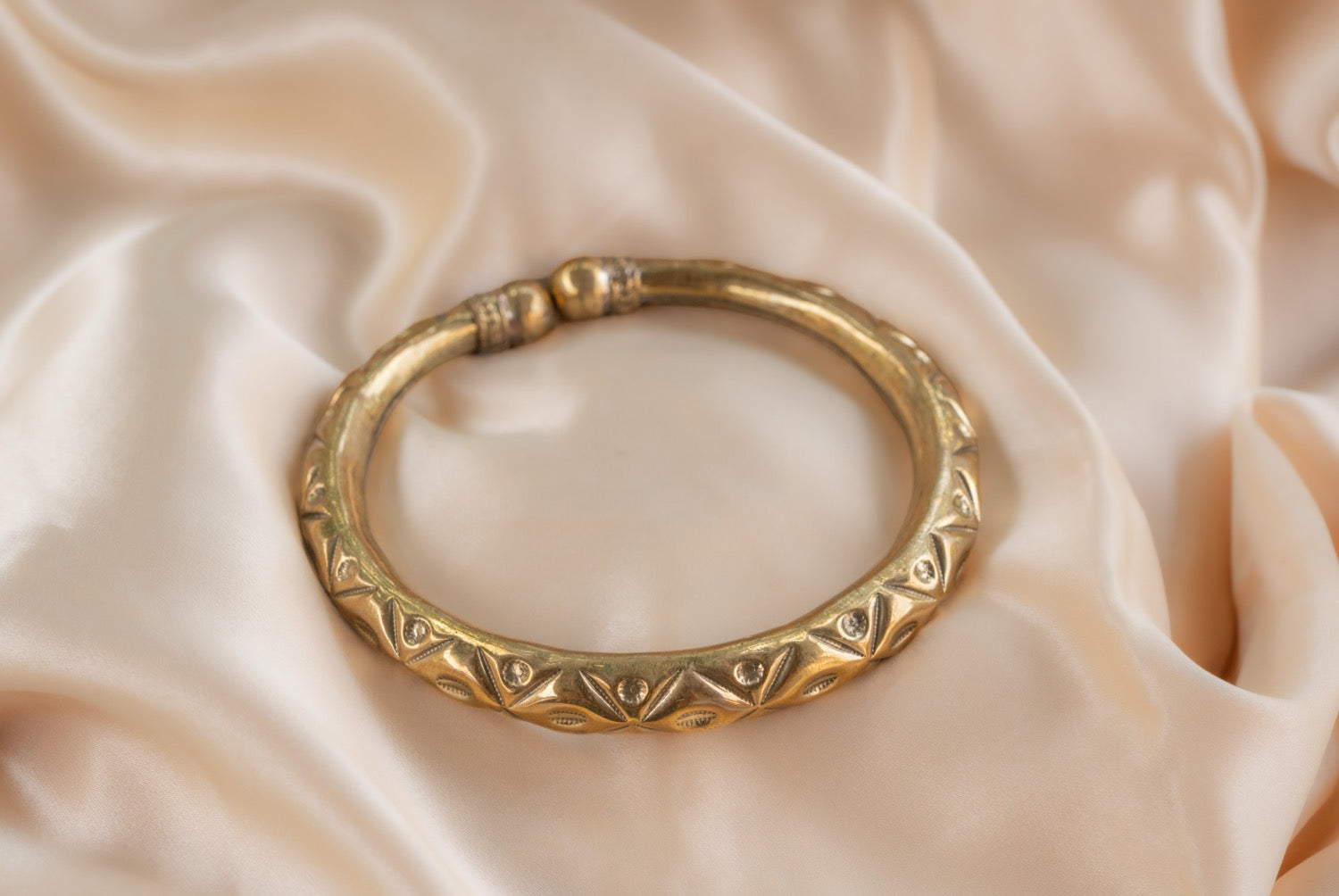 Circle end handmade brass anklet in gold — Land of Sundara