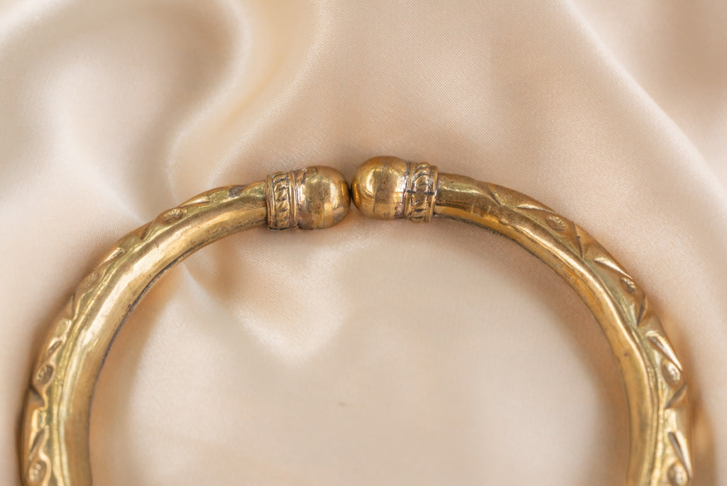 Circle end handmade brass anklet in gold — Land of Sundara