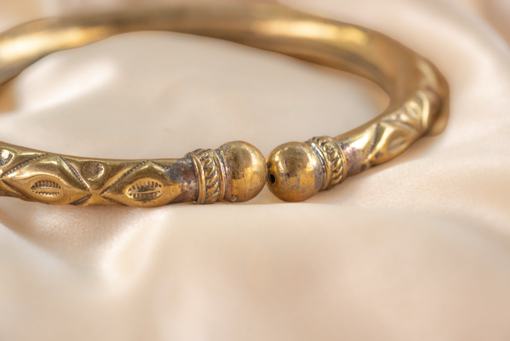 Circle end handmade brass anklet in gold — Land of Sundara