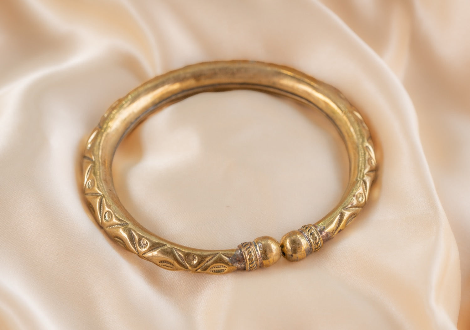Circle end handmade brass anklet in gold — Land of Sundara